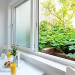 Leona Apartment *