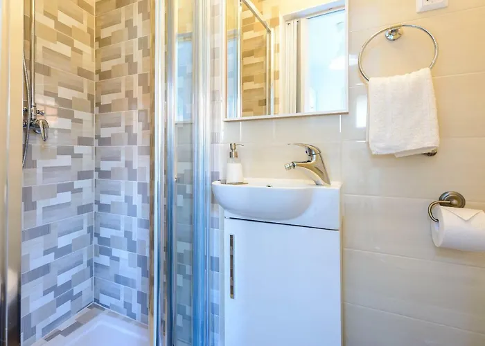 Leona דוברובניק