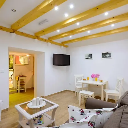 Leona Apartment *