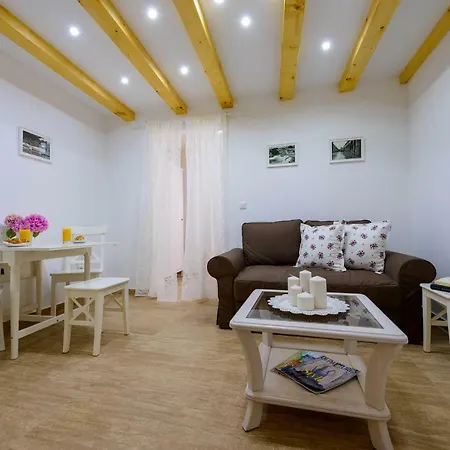Leona Apartment