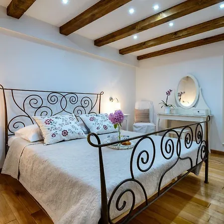 Leona Apartment