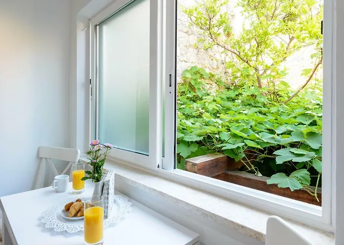 Leona Apartament *